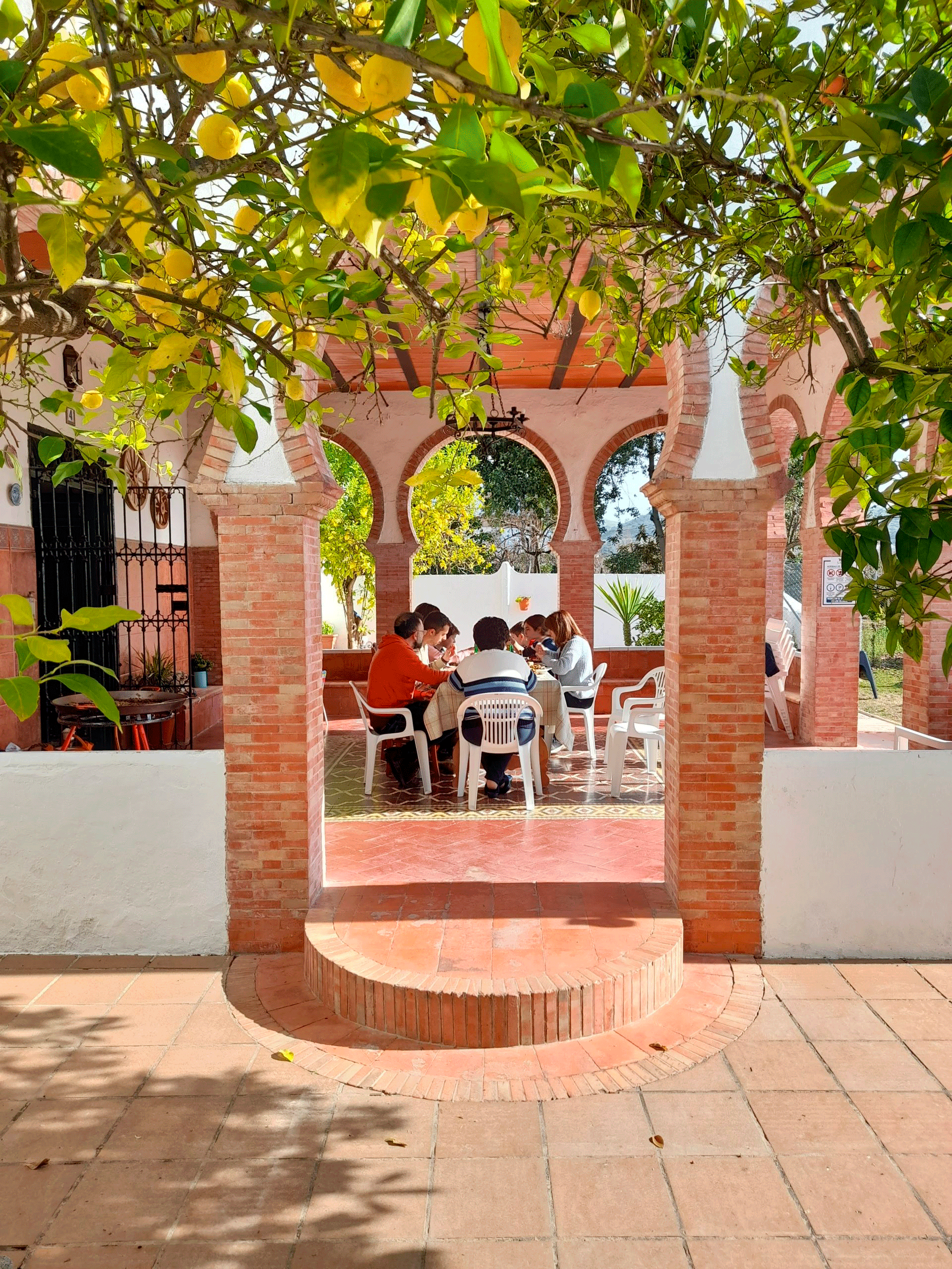 terraza Imagen de una familia comiendo en la terraza de la Casa rural San Antonio, de la web de la Casa rural San Antonio, ubicada en la página de inicio, en la sección llamada: "Lo que dicen de nosotros, por qué elegirnos"- casaruralsanantonio.es