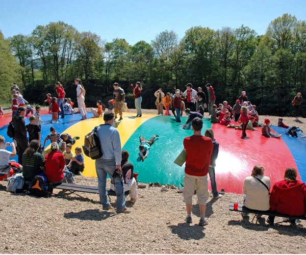 Imagen de niños/as jugando junto a sus familias, perteneciente a la sección de actividades en Cabra, Córdoba, de la web casaruralsanantonio.es