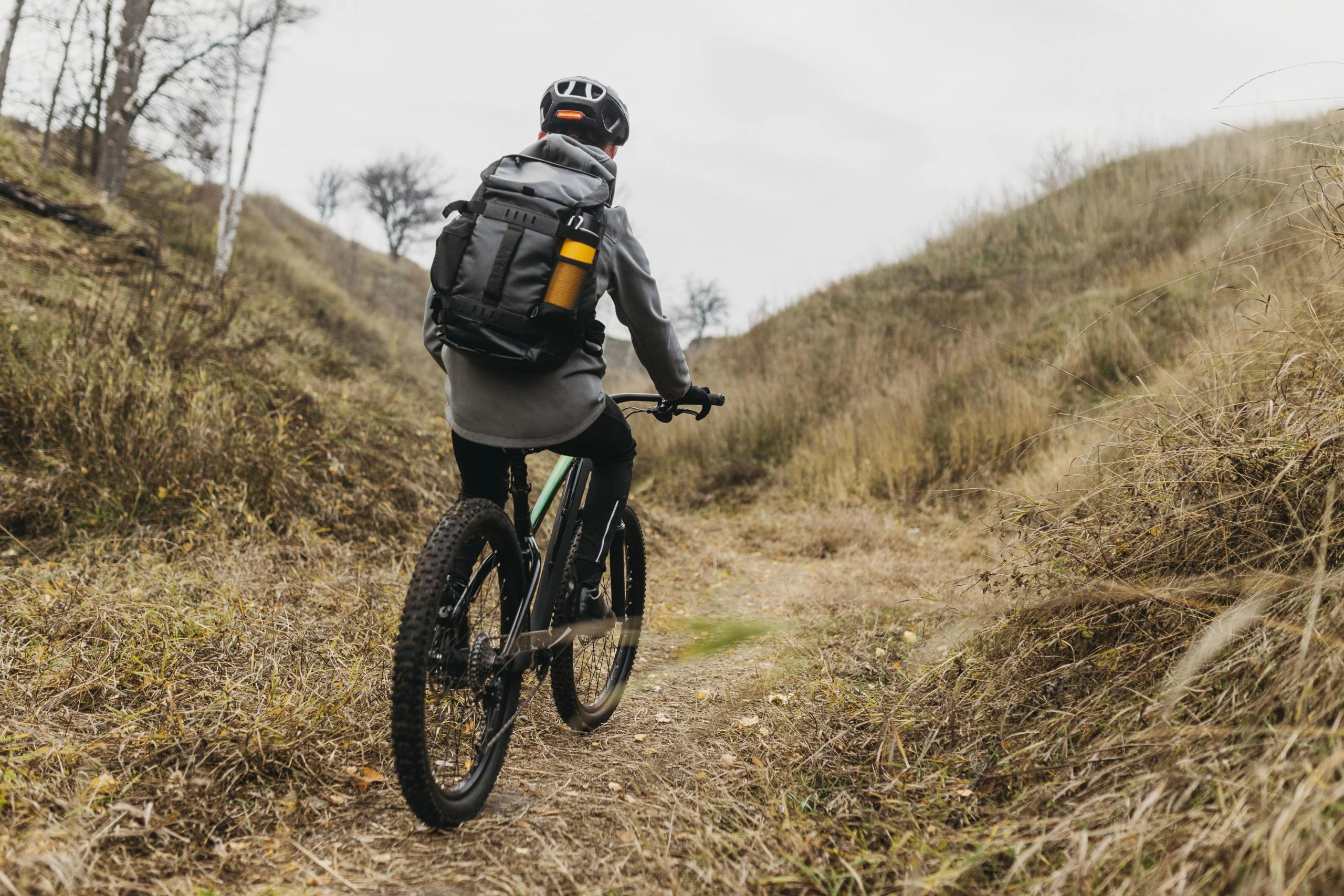 Imagen de un chico haciendo ruta en Mountain Bike, perteneciente a la sección de actividades en Cabra, Córdoba, de la web casaruralsanantonio.es