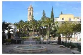 Imagen de la iglesia y una plaza de Cabra, Córdoba, perteneciente a la sección de actividades en Cabra, Córdoba, de la web casaruralsanantonio.es
