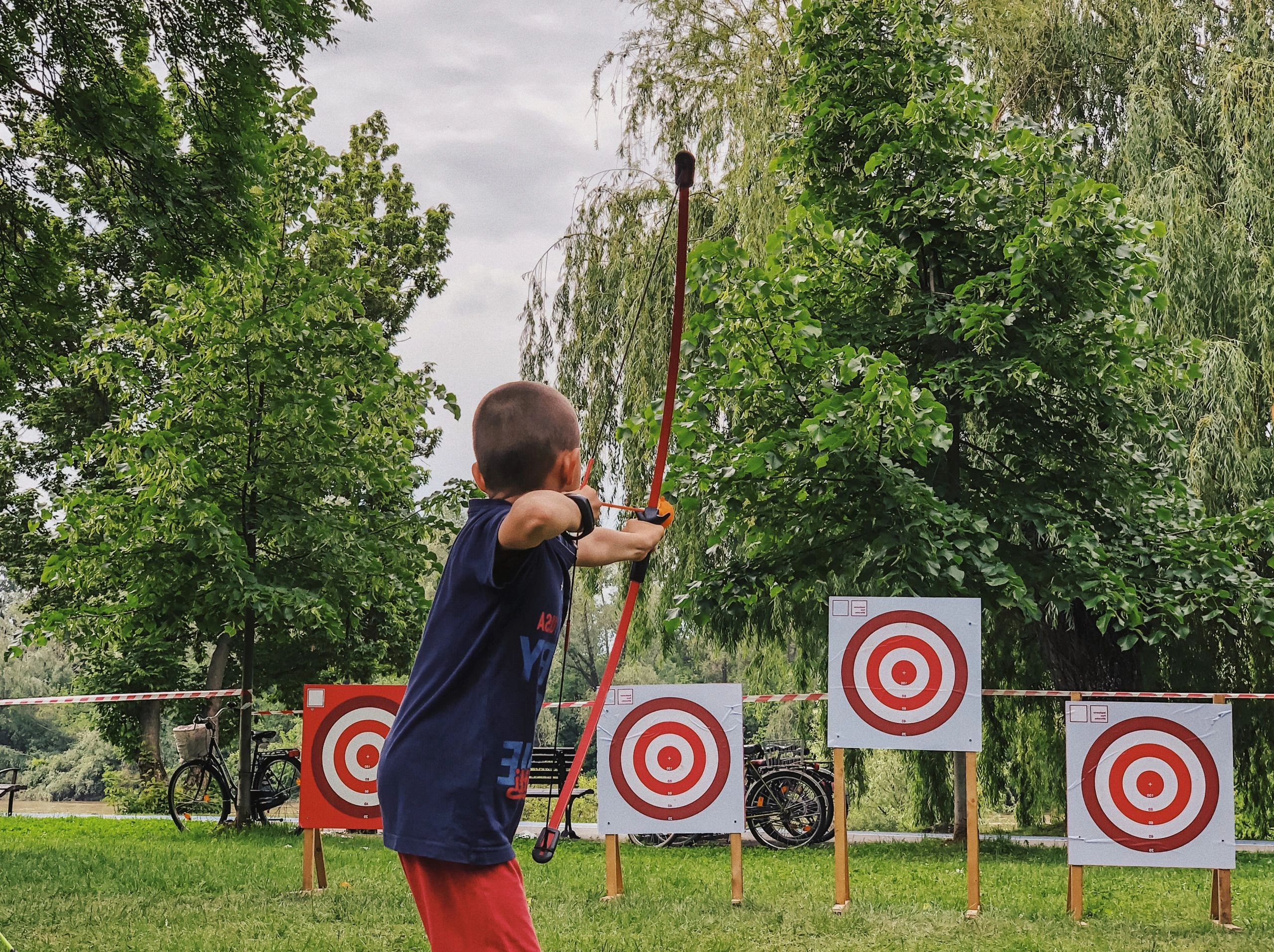 Imagen de un niño practicado tiro con arco, perteneciente a la sección de actividades en Cabra, Córdoba, de la web casaruralsanantonio.es