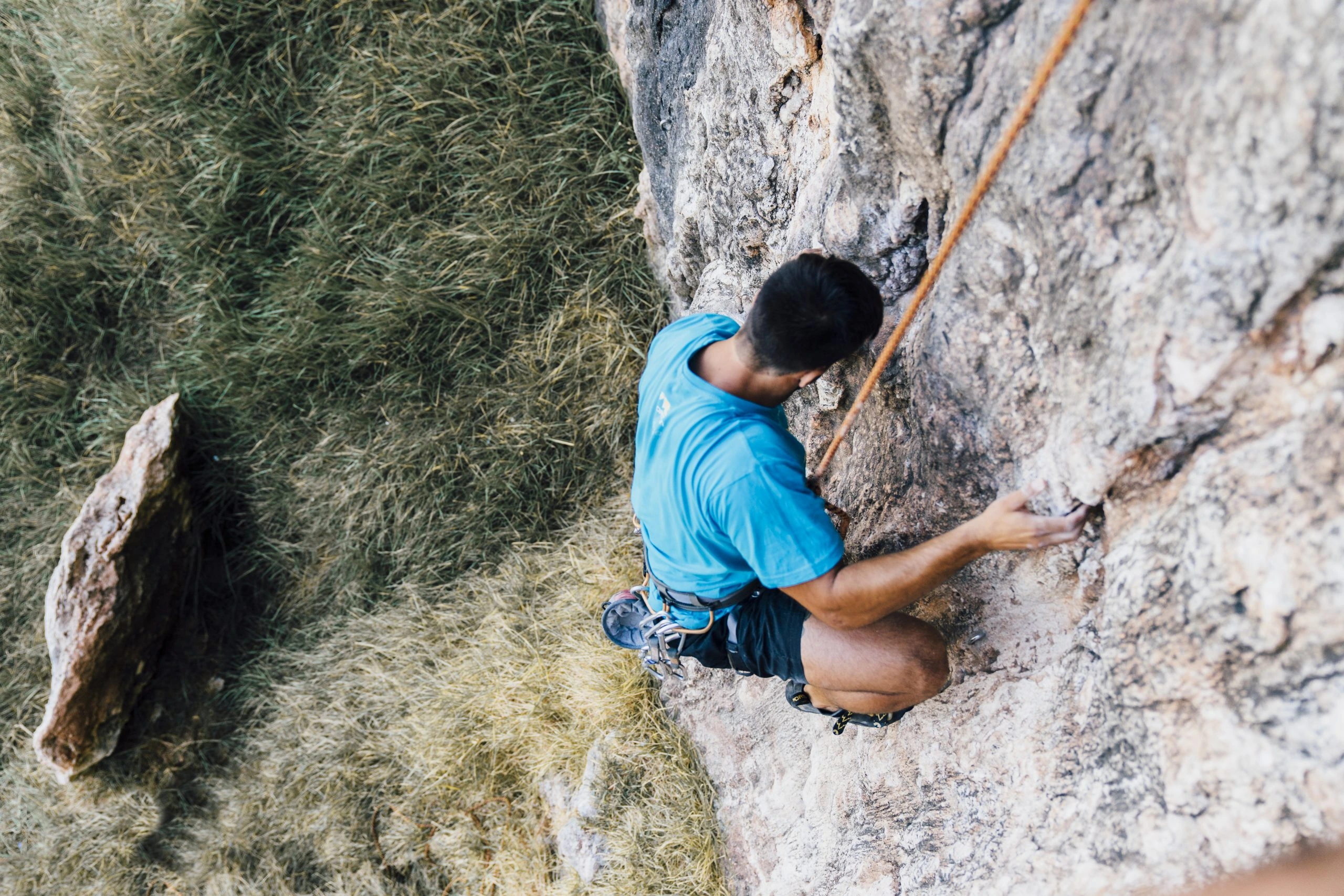 Imagen de un hombre practicando escalada, perteneciente a la sección de actividades en Cabra, Córdoba, de la web casaruralsanantonio.es